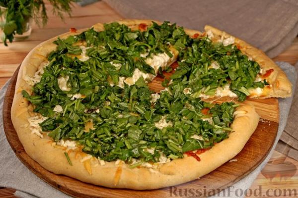 Белая пицца с твёрдым и мягким сыром, брынзой и руколой