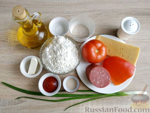 Дрожжевая пицца с колбасой, помидорами и сыром