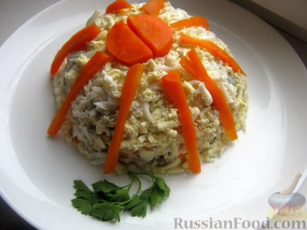 Слоеный салат с курицей, яблоками и орехами