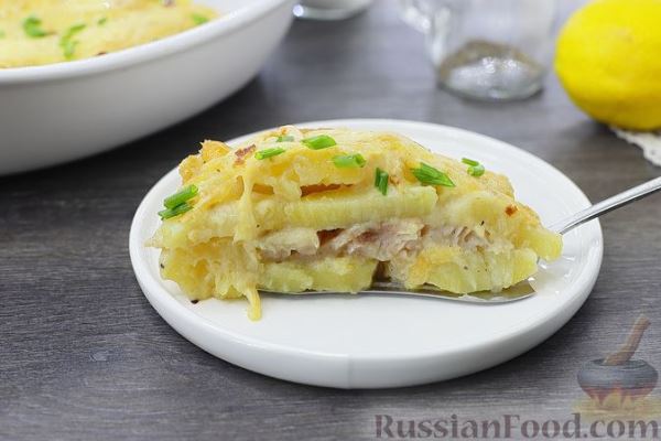 Картофельная запеканка с рыбой и сыром, под соусом бешамель