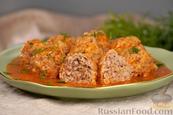 Мясные тефтели с яблоком и сыром, в томатном соусе