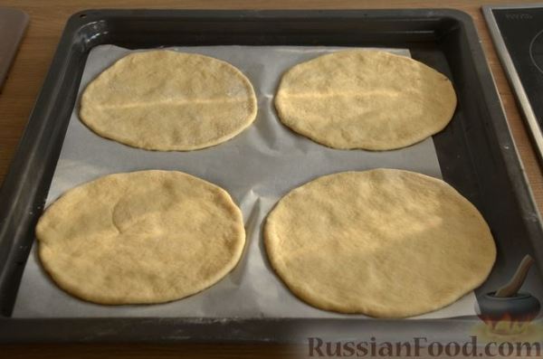 Пиццы "Школьные" с варёной колбасой, маринованными огурцами и сыром