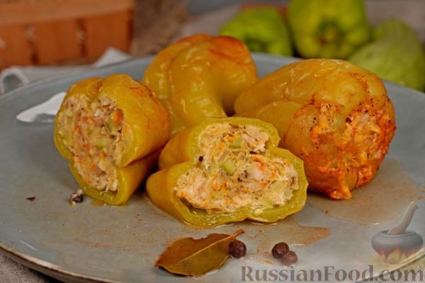 Фаршированные перцы с курицей и кабачками (без риса)