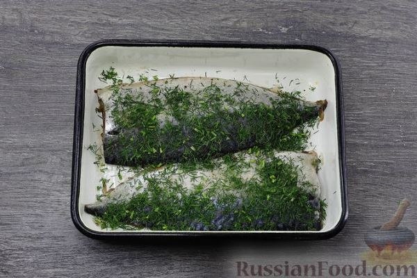 Солёная скумбрия с укропом, свёклой и горчичным соусом