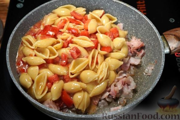 Макароны с яйцами, беконом и черри