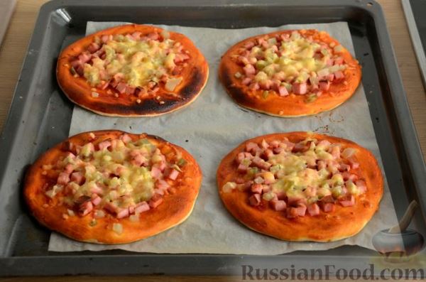 Пиццы "Школьные" с варёной колбасой, маринованными огурцами и сыром