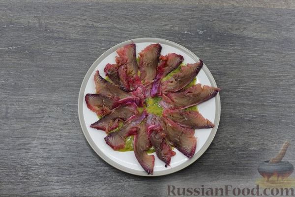 Солёная скумбрия с укропом, свёклой и горчичным соусом