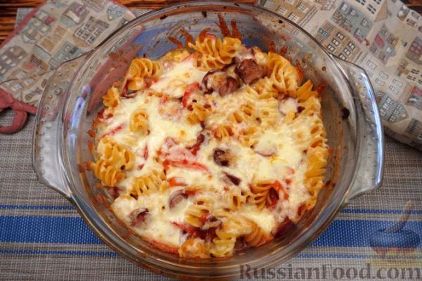 Запеканка из макарон с колбасками и овощами