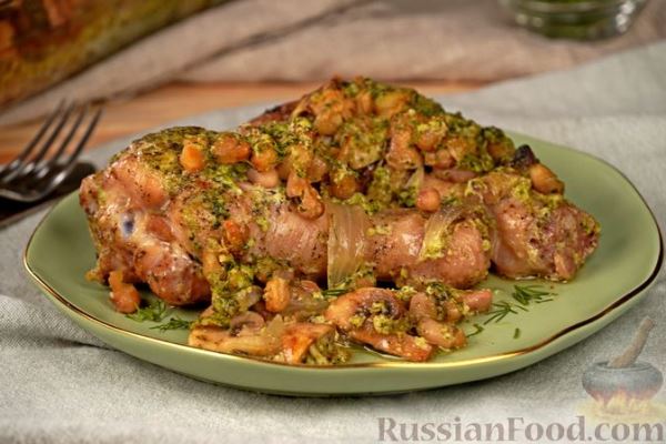 Куриные ножки, запечённые с фасолью, грибами и соусом песто