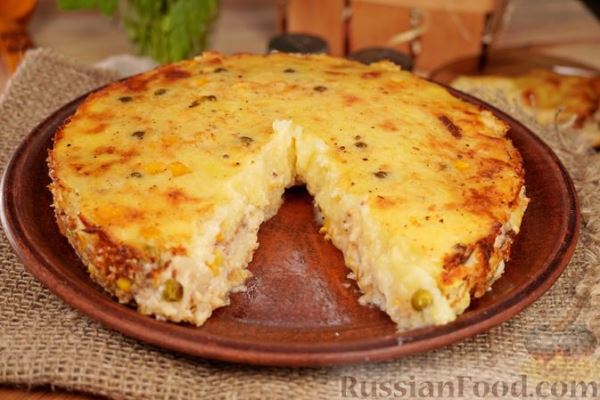 Пастуший пирог с рыбой, кукурузой и горошком