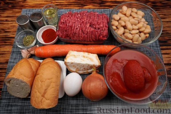 Мясные тефтели, тушенные с фасолью в томатном соусе