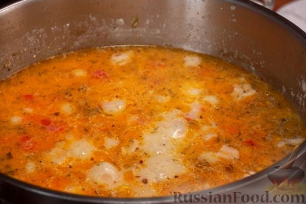 Рисовый суп со свининой, овощами и сметаной