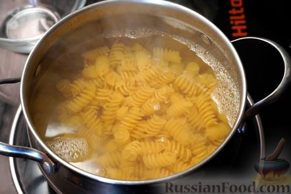 Запеканка из макарон с колбасками и овощами