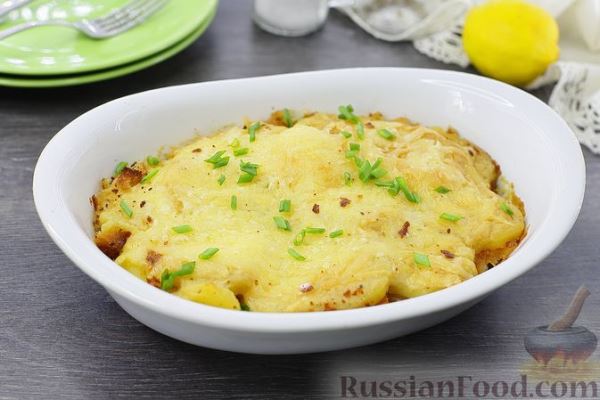 Картофельная запеканка с рыбой и сыром, под соусом бешамель