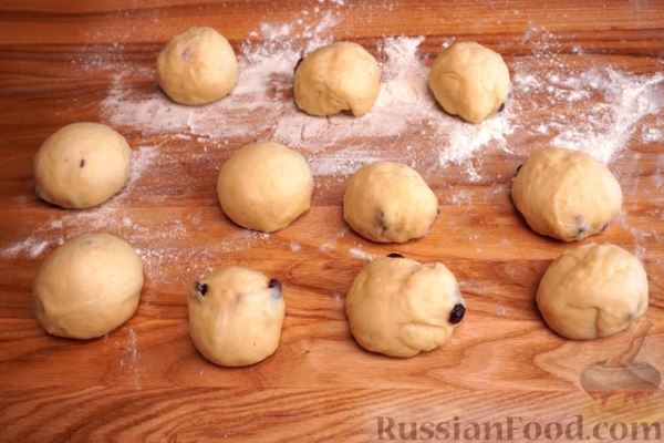 Сдобные булочки с изюмом и вяленой клюквой