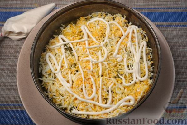 Слоёный салат с говядиной, огурцами, сыром и орехами