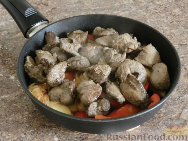 Жаркое из куриной печени, с яблоками и болгарским перцем