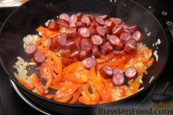 Запеканка из макарон с колбасками и овощами