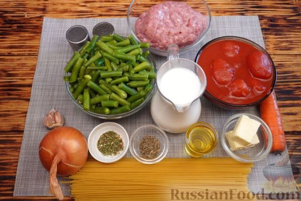 Макароны с фаршем, стручковой фасолью и помидорами