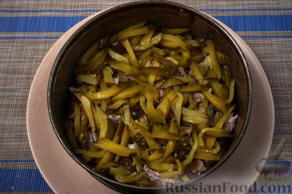 Слоёный салат с говядиной, огурцами, сыром и орехами