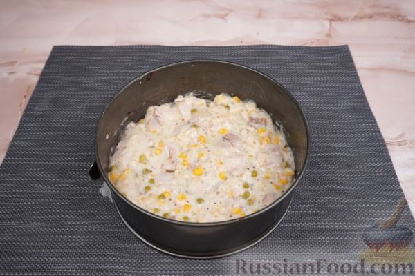 Пастуший пирог с рыбой, кукурузой и горошком