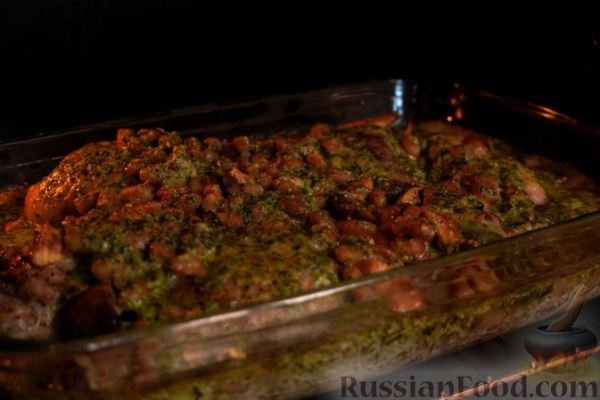 Куриные ножки, запечённые с фасолью, грибами и соусом песто