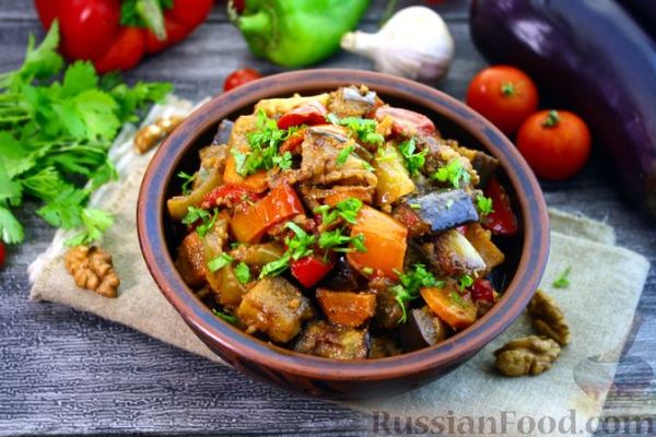 Баклажаны в томатном соусе, с грецкими орехами