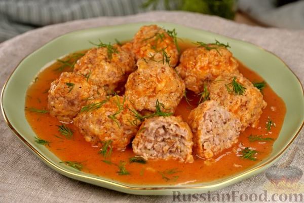 Мясные тефтели с яблоком и сыром, в томатном соусе