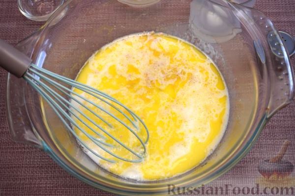 Сдобные булочки с изюмом и вяленой клюквой