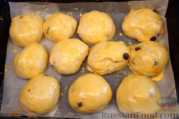 Сдобные булочки с изюмом и вяленой клюквой